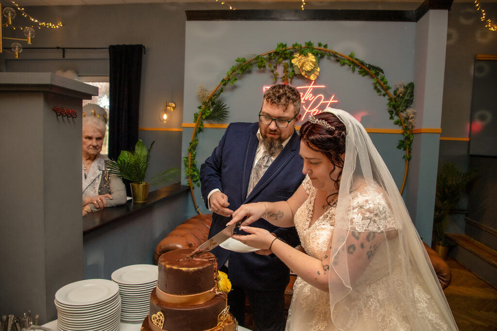 hochzeitstorte anschneiden